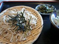  白馬駅前の食堂のそば　野沢菜がついてくるのが信州